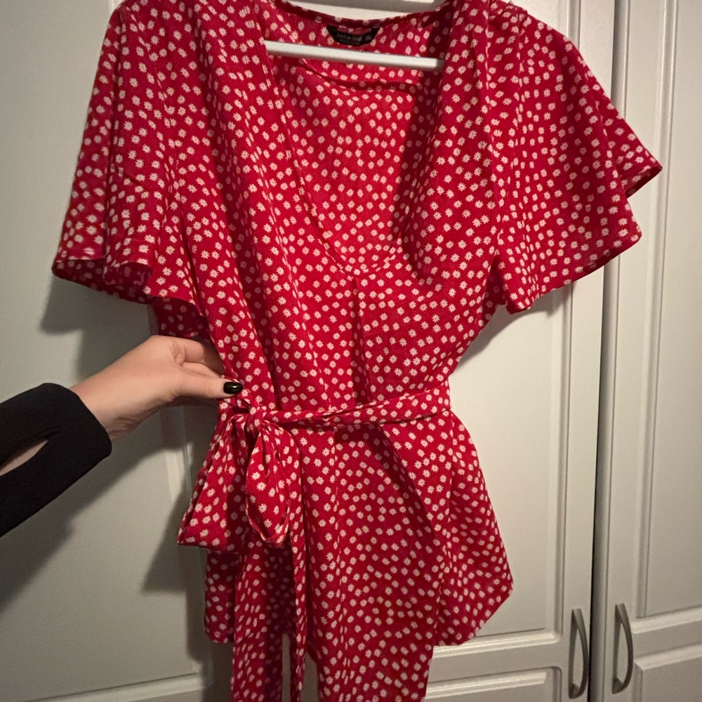 Women’s top with tie